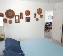 Коттедж с 2 комнатами в Private designer 8 room art getaway 2 Br-2Ba Full Kitchen Barbecue Patio 2min to beach