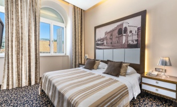 Двухместный полулюкс с видом на гавань двуспальная кровать в Hotel Lapad