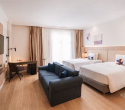 Номер "Делюкс" с двумя раздельными кроватями в Кортъярд Марриотт Сочи Красная Поляна