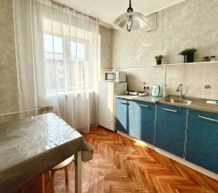 Трёхместные апартаменты c 1 комнатой с красивым видом из окна в Квартира 1к Уник Апарт Малахит рядом с вокзалами выездом из города и Металлургическим заводом