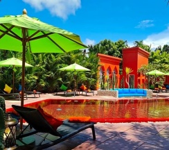 Двухместный номер Standard с видом на бассейн двуспальная кровать в The Kiri Villas Resort