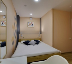 Двухместный номер с одной большой кроватью, без окна (DBL) в Riverside Hotel