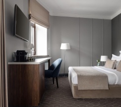 Номер стандарт с 1 двуспальной кроватью и балконом (вид во двор) в Hartwell hotel