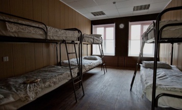 Кровать в шестиместном номере в New Day