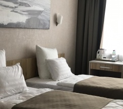 Стандартный номер с двумя кроватями и видом на озеро в F911