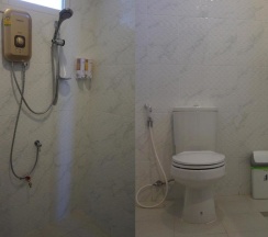 Двухместный номер Deluxe с балконом и с видом на море двуспальная кровать в Отель Kata Beachwalk