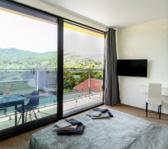 Четырёхместные апартаменты Дуплекс с красивым видом из окна в Валентина