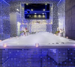 Номер комфорт улучшенный с 1 двуспальной кроватью в Алекс