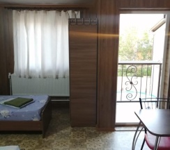Комната студия с 2 односпальными и 1 двуспальной кроватью в На Уютной 10