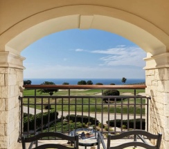Люкс c 1 комнатой с видом на море в Aphrodite Hills Hotel