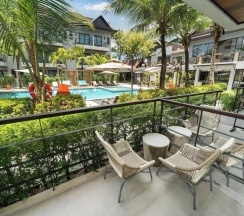 Двухместный номер Premier с балконом и с видом на бассейн двуспальная кровать в Howard Johnson by Wyndham Phuket Naiyang