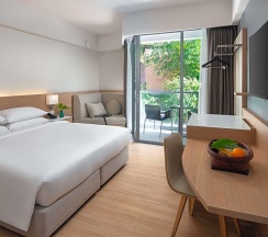 Двухместный номер Classic с балконом двуспальная кровать в Andaman Beach Hotel Phuket - Handwritten Collection