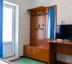 Трехместный номер стандарт с двухспальной и односпальной кроватями в Восход