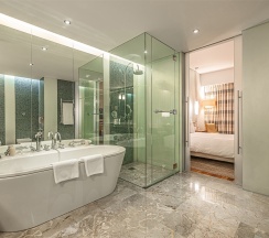 Номер Premiere, с доступом в Swiss Executive Lounge - с большой двуспальной кроватью в Swissotel Красные Холмы