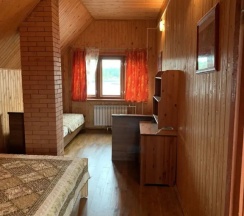 Коттедж с балконом и с красивым видом из окна в Усадьба Клёвое место