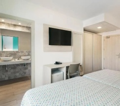Двухместный номер с балконом двуспальная кровать в Hotel Best Lloret Splash