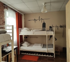 Шестиместный номер с душевой комнатой в Кино хостел на Выборгской