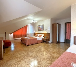 Семейный четырехместный комфорт с балконом и доп местом (4  этаж) в Атриум