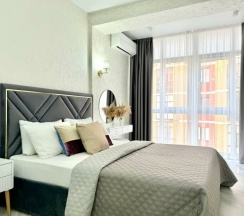 Современная студия с панорамными окнами и видом на озеро в Как Дома 05