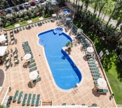 Номер Standard с балконом и с видом на бассейн в Hotel California Palace
