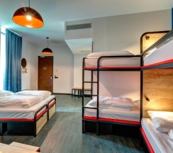Кровать в общем номере с 6 комнатами в MEININGER Hotel Amsterdam Amstel