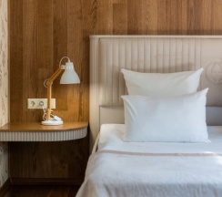 Двухместный люкс мансарда №5 с 2 комнатами с красивым видом из окна двуспальная кровать в Лель