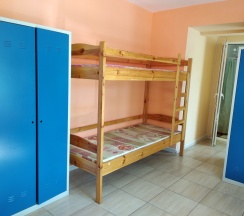 Кровать в общем номере с красивым видом из окна в Best xostel