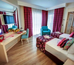 Номер Standard с балконом в Azura Deluxe Resort & Spa