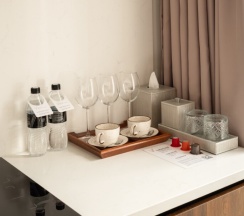 Апартаменты люкс с балконом для 5 гостей в V Hotel&Rooftop lounge