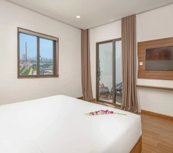 Двухместный номер Deluxe с видом на реку (двуспальная кровать) в Gold Plaza Hotel Da Nang
