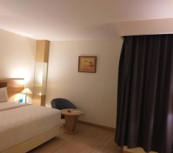 Двухместный номер Standard двуспальная кровать в OYO 666 D' Grande Hotel Batam
