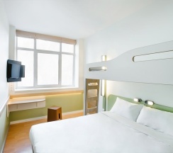 Номер Standard с двуспальной кроватью с верхним ярусом в ibis Budget Москва Панфиловская