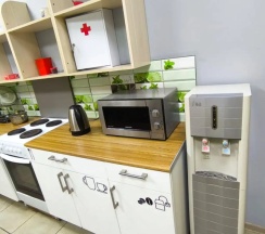 Кровать в общем номере с видом на внутренний двор в Хостел на Геологов