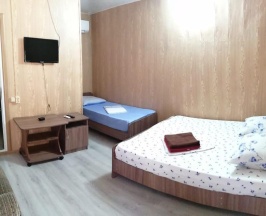 Комната стандарт с 1 односпальной и 1 двуспальной кроватью в Гостевой дом