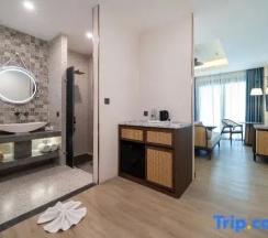 Двухместный номер Premier с видом на бассейн двуспальная кровать в Howard Johnson by Wyndham Phuket Naiyang