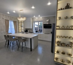 Шестиместный коттедж с балконом и рядом с пляжем в Гостевой дом