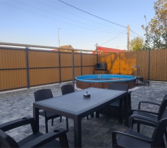 Коттедж с 3 спальнями и подогреваемым бассейном на отдельном участке в Премьер