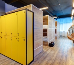 Кровать в просторном 10-и местном общем номере в Roomy Hostel