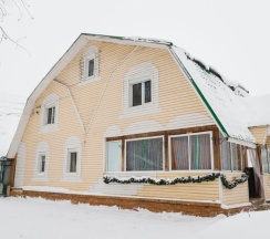 Коттедж с балконом и с красивым видом из окна в Филин дом