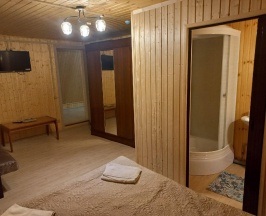 Четырехместный с двухспальной и двухъярусной кроватями в Myesto