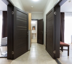 Двухкомнатный семейный номер с двумя балконами в Ростов