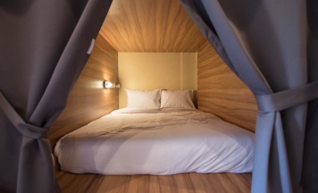 Капсула с балконом и с красивым видом из окна в Fin Hostel Co Working