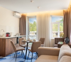 Апартаменты люкс с балконом для 5 гостей в V Hotel&Rooftop lounge