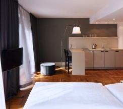 M Apartment With Sofa в Hotel Amano Rooms & Apartments