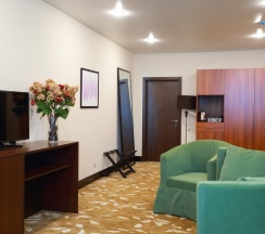 Номер люкс семейный с 2 двуспальными кроватями в Garden Hotel & SPA