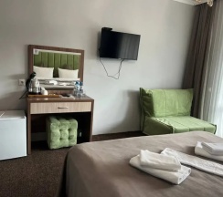 Двухместный номер Standard с балконом и с видом на горы двуспальная кровать в Шатун