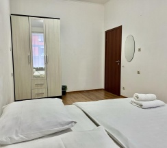 2-местная комната улучшенная с 1 двуспальной кроватью в Simple Seasons Rooms (Симпл Сизонс Румс)