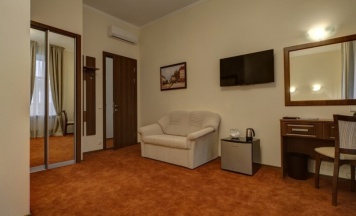 Улучшенный номер с диваном и джакузи в A`capella hotel