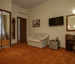 Улучшенный номер с диваном и джакузи в A`capella hotel