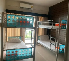 Кровать в общем номере в Lub Sbuy Hostel